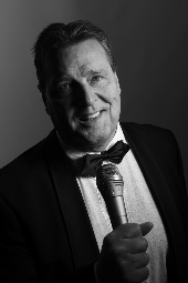 Crooner Ed Palermo met microfoon